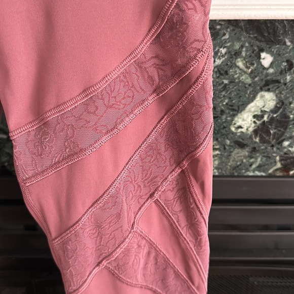 Lululemon Wunder Under High-Rise Tight* Flocked 28" Plumful size 6 - Picture 3 of 9